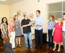 Em visita à Secretaria de Estado da Educação (SEED) nesta sexta-feira (18), representantes da Fundação Logosófica realizaram a entrega de 1.125 livros à Secretaria. O material contém histórias infantis que ensinam valores éticos e familiares. Eles foram recebidos pela chefe do Departamento de Diversidade da SEED, Marise Ritzmann Loures, e pelo chefe do Departamento de Educação Básica,Cassiano Roberto Nascimento Ogliari, além de servidores da SEED.