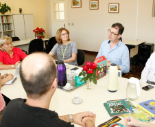 Em visita à Secretaria de Estado da Educação (SEED) nesta sexta-feira (18), representantes da Fundação Logosófica realizaram a entrega de 1.125 livros à Secretaria. O material contém histórias infantis que ensinam valores éticos e familiares. Eles foram recebidos pela chefe do Departamento de Diversidade da SEED, Marise Ritzmann Loures, e pelo chefe do Departamento de Educação Básica,Cassiano Roberto Nascimento Ogliari, além de servidores da SEED.