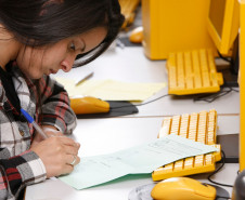 Para evitar que os estudantes fossem prejudicados pela greve, a Secretaria da Educação reforçou no ano passado o conteúdo para o Enem disponível no portal Dia a Dia Educação na internet. Estão disponíveis vídeo aulas dos programas Gabaritando Enem e Eureka, simulados online e impressos, apostilas, áudios, provas anteriores e palestras. O material foi utilizado por colégios no contraturno e em horário regular, além de ser consultado por alunos em casa também. 
