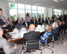 O governador Beto Richa assinou nesta segunda-feira (11) o decreto do reajuste de 10,67% nos salários dos servidores públicos ativos, inativos e pensionistas do Poder Executivo