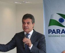 O governador Beto Richa afirmou nesta segunda-feira (11), no Palácio Iguaçu, que o governo estadual pagará na folha de janeiro o terço de férias aos servidores públicos estaduais, grande parte funcionários da educação que tradicionalmente tiram férias no final e começo do ano