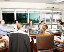 A secretária de Estado da Educação, professora Ana Seres, realizou nesta terça-feira (12) uma reunião de diretoria para debater o orçamento da pasta para este ano. Também fizeram parte da pauta a distribuição de aulas para o ano letivo de 2016, o reajuste de 10,67% concedido aos servidores, entre outros assuntos.
