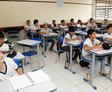 Um professor em início de carreira no magistério do Paraná recebe atualmente remuneração mensal de R$ 3,6 mil, para jornada de 40 horas semanais. São R$ 2,8 mil de salário, mais R$ 800 de auxílio-transporte, o que totaliza a remuneração de R$ 3,6 mil. Esse valor supera em R$ 1,5 mil o novo piso nacional da categoria, anunciado nesta quinta-feira (14) pelo ministro da Educação, Aloizio Mercadante.