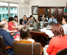 A secretária de Estado da Educação, professora Ana Seres, reuniu-se nesta quinta-feira (21) com o presidente do sindicato dos professores, Hermes Leão, e outros representantes da entidade, para debater temas da área, como novos concursos públicos para professores e funcionários de escolas, distribuição de aulas, dobra de padrão, plano de carreira e piso da categoria, além de convênios e obras.