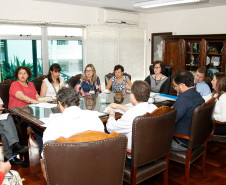 A secretária de Estado da Educação, professora Ana Seres, reuniu-se nesta quinta-feira (21) com o presidente do sindicato dos professores, Hermes Leão, e outros representantes da entidade, para debater temas da área, como novos concursos públicos para professores e funcionários de escolas, distribuição de aulas, dobra de padrão, plano de carreira e piso da categoria, além de convênios e obras.