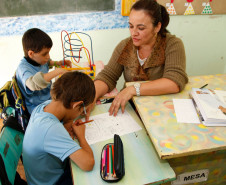Considerando que haveria dificuldades dos municípios para se adaptarem a mudanças nas regras dos convênios com a educação especial no meio do ano, a Secretaria de Estado da Educação (SEED) vai manter até dezembro deste ano os convênios de cooperação técnica e financeira dentro do modelo atual.