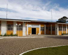 Considerando que haveria dificuldades dos municípios para se adaptarem a mudanças nas regras dos convênios com a educação especial no meio do ano, a Secretaria de Estado da Educação (SEED) vai manter até dezembro deste ano os convênios de cooperação técnica e financeira dentro do modelo atual.