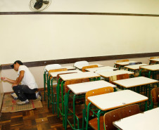 Quando os 1.200 alunos do Colégio Estadual São Paulo Apóstolo, em Curitiba, retornarem para a escola, no dia 29 de fevereiro, vão encontrar algumas novidades. É que a escola passa por pequenas obras de melhoria realizadas por um grupo de voluntários composto por pais, alunos, professores e representantes da comunidade para deixar tudo pronto antes do início do ano escolar.