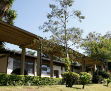 Quando os 1.200 alunos do Colégio Estadual São Paulo Apóstolo, em Curitiba, retornarem para a escola, no dia 29 de fevereiro, vão encontrar algumas novidades. É que a escola passa por pequenas obras de melhoria realizadas por um grupo de voluntários composto por pais, alunos, professores e representantes da comunidade para deixar tudo pronto antes do início do ano escolar.