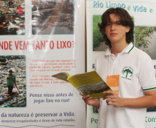 Encontro reuniu professores, alunos e funcionários das escolas públicas de Curitiba para celebrar data do dia 24, escolhida como Dia do Rio. 