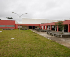 Uma das principais dificuldades dos comerciantes e empresários do município de Almirante Tamandaré (Região Metropolitana de Curitiba) e municípios vizinhos é encontrar mão de obra com formação técnica. Mas essa realidade vai mudar com o início das aulas no moderno Centro Estadual de Educação Profissional Theodoro de Bona, que vai ofertar cursos em nível técnicos gratuitamente voltados à demanda do setor produtivo da região.