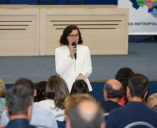 Diretores e vice-diretores das 2.100 escolas da rede estadual de ensino participaram nesta quinta-feira (4) da primeira reunião técnica para o processo de transição entre os antigos e novos administradores escolares. “É um momento especial para que os diretores sejam orientados sobre o período de transição e sobre ações e metas para que o novo ano letivo aconteça com tranquilidade”, disse a secretária de Estado da Educação, professora Ana Seres.