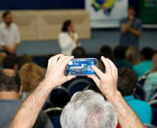 Diretores e vice-diretores das 2.100 escolas da rede estadual de ensino participaram nesta quinta-feira (4) da primeira reunião técnica para o processo de transição entre os antigos e novos administradores escolares. “É um momento especial para que os diretores sejam orientados sobre o período de transição e sobre ações e metas para que o novo ano letivo aconteça com tranquilidade”, disse a secretária de Estado da Educação, professora Ana Seres.