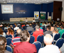 Diretores e vice-diretores das 2.100 escolas da rede estadual de ensino participaram nesta quinta-feira (4) da primeira reunião técnica para o processo de transição entre os antigos e novos administradores escolares. “É um momento especial para que os diretores sejam orientados sobre o período de transição e sobre ações e metas para que o novo ano letivo aconteça com tranquilidade”, disse a secretária de Estado da Educação, professora Ana Seres.