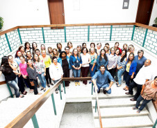 Diretores e vice-diretores das 2.100 escolas da rede estadual de ensino participaram nesta quinta-feira (4) da primeira reunião técnica para o processo de transição entre os antigos e novos administradores escolares. “É um momento especial para que os diretores sejam orientados sobre o período de transição e sobre ações e metas para que o novo ano letivo aconteça com tranquilidade”, disse a secretária de Estado da Educação, professora Ana Seres.