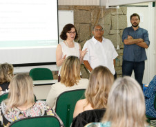 Diretores e vice-diretores das 2.100 escolas da rede estadual de ensino participaram nesta quinta-feira (4) da primeira reunião técnica para o processo de transição entre os antigos e novos administradores escolares. “É um momento especial para que os diretores sejam orientados sobre o período de transição e sobre ações e metas para que o novo ano letivo aconteça com tranquilidade”, disse a secretária de Estado da Educação, professora Ana Seres.