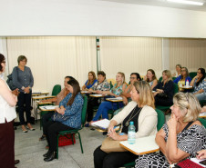 Diretores e vice-diretores das 2.100 escolas da rede estadual de ensino participaram nesta quinta-feira (4) da primeira reunião técnica para o processo de transição entre os antigos e novos administradores escolares. “É um momento especial para que os diretores sejam orientados sobre o período de transição e sobre ações e metas para que o novo ano letivo aconteça com tranquilidade”, disse a secretária de Estado da Educação, professora Ana Seres.