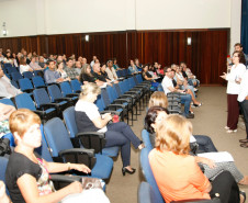 Diretores e vice-diretores das 2.100 escolas da rede estadual de ensino participaram nesta quinta-feira (4) da primeira reunião técnica para o processo de transição entre os antigos e novos administradores escolares. “É um momento especial para que os diretores sejam orientados sobre o período de transição e sobre ações e metas para que o novo ano letivo aconteça com tranquilidade”, disse a secretária de Estado da Educação, professora Ana Seres.