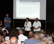Diretores e vice-diretores das 2.100 escolas da rede estadual de ensino participaram nesta quinta-feira (4) da primeira reunião técnica para o processo de transição entre os antigos e novos administradores escolares. “É um momento especial para que os diretores sejam orientados sobre o período de transição e sobre ações e metas para que o novo ano letivo aconteça com tranquilidade”, disse a secretária de Estado da Educação, professora Ana Seres.