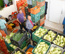 A chamada pública eletrônica para o cadastramento das propostas de cooperativas e associações para fornecimento de gêneros alimentícios provenientes da Agricultura Familiar termina no dia 1.º de março. As cooperativas e associações de pequenos produtores que vão fornecer os alimentos às 2.100 escolas estaduais devem fazer o cadastro no endereço www.comunidade.diaadia.pr.gov.br.