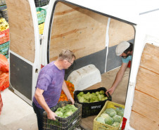 A chamada pública eletrônica para o cadastramento das propostas de cooperativas e associações para fornecimento de gêneros alimentícios provenientes da Agricultura Familiar termina no dia 1.º de março. As cooperativas e associações de pequenos produtores que vão fornecer os alimentos às 2.100 escolas estaduais devem fazer o cadastro no endereço www.comunidade.diaadia.pr.gov.br.