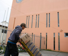 As escolas da rede estadual de ensino começam a receber nesta segunda-feira (22) a primeira remessa de alimentos para a merenda escolar. São mais de duas toneladas de alimentos não perecíveis. O investimento é de cerca R$ 9 milhões. A partir do dia 29, quando inicia o ano letivo, as unidades escolares vão receber a primeira remessa de carnes de frango, bovina, suína e filé de peixe.
