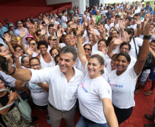 O município de Bandeirantes, no Norte Pioneiro, passa a abrigar um novo Centro Estadual de Educação Profissional. O governador Beto Richa esteve no município nesta quinta-feira (25) para inaugurar a nova escola, que recebeu o nome de Professor Osório Gonçalves Nogueira, um pioneiro e líder na região. É a nona escola de educação profissional entregue pelo governador, desde 2011. É a terceira do Norte Pioneiro.