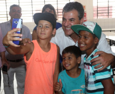 O município de Bandeirantes, no Norte Pioneiro, passa a abrigar um novo Centro Estadual de Educação Profissional. O governador Beto Richa esteve no município nesta quinta-feira (25) para inaugurar a nova escola, que recebeu o nome de Professor Osório Gonçalves Nogueira, um pioneiro e líder na região. É a nona escola de educação profissional entregue pelo governador, desde 2011. É a terceira do Norte Pioneiro.