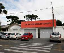 O colégio estadual Deputado Arnaldo Busato, em Pinhais, na Região Metropolitana de Curitiba, recebeu nesta sexta-feira (26) a primeira remessa dos alimentos não perecíveis. São itens como açúcar, arroz, cereais, biscoito, chá, ervilha, milho verde, feijão, macarrão. Os alimentos devem suprir 43 dias letivos.