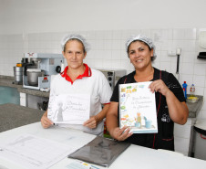A Secretaria de Estado da Educação entrega nesta e na próxima semana às escolas da rede estadual – junto com a primeira remessa da merenda escolar – um kit que traz material com orientações para auxiliar os profissionais que atuam nas cozinhas escolares sobre os cuidados com a manipulação dos alimentos e atividades dentro das cozinhas