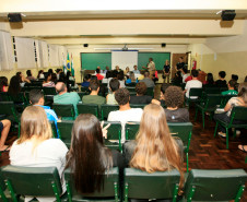 A preservação da fauna e da flora brasileiras e políticas ambientais foram os temas abordados na abertura das atividades do curso técnico em nível médio em Meio Ambiente do Centro Estadual de Educação Profissional Newton Freire Maia, em Pinhais, na Região Metropolitana de Curitiba (RMC). As palestras fazem parte das ações da escola para fortalecer a interação entre estudantes, profissionais e pesquisadores dos cursos ofertados pela instituição.