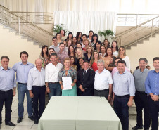 O município de Umuarama ganhará uma nova escola estadual, construída em terreno doado pelo município. Na sexta-feira (04), durante almoço logo após a inauguração do Hospital do Câncer, o prefeito Moacir Silva, o governador Beto Richa e a chefe do Núcleo Regional de Educação da cidade, Gilmara Zanata, assinaram o documento que oficializa a doação.