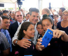 O município de Umuarama ganhará uma nova escola estadual, construída em terreno doado pelo município. Na sexta-feira (04), durante almoço logo após a inauguração do Hospital do Câncer, o prefeito Moacir Silva, o governador Beto Richa e a chefe do Núcleo Regional de Educação da cidade, Gilmara Zanata, assinaram o documento que oficializa a doação.