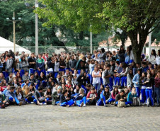 O Colégio Estadual do Paraná tem cerca de 3,6 mil estudantes no ensino fundamental, médio e nos cursos profissionalizantes integrado e subsequente. Além da oferta de línguas estrangeiras, há atividades de extensão em dança, teatro e esportes, além do Observatório Astronômico e Planetário. São cerca de 450 professores e quase 130 funcionários. 
