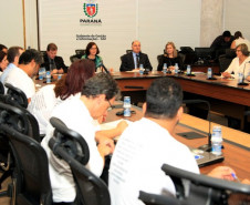 A secretária de Estado da Educação, professora Ana Seres, afirmou nesta quinta-feira (17), em Curitiba, que o Governo do Paraná atende as reivindicações dos professores da rede pública de ensino e que o Estado não tem pendências em relação à pauta nacional da categoria. No Palácio Iguaçu, em Curitiba, Ana Seres recebeu os representantes do sindicato dos professores, que participaram de um movimento nacional dos trabalhadores da educação. 