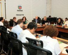 A secretária de Estado da Educação, professora Ana Seres, afirmou nesta quinta-feira (17), em Curitiba, que o Governo do Paraná atende as reivindicações dos professores da rede pública de ensino e que o Estado não tem pendências em relação à pauta nacional da categoria. No Palácio Iguaçu, em Curitiba, Ana Seres recebeu os representantes do sindicato dos professores, que participaram de um movimento nacional dos trabalhadores da educação. 
