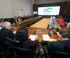 O chefe da Casa Civil Valdir Rossoni recebeu a direção da APP-Sindicato na noite de terça-feira (22). A reunião aconteceu no Palácio Iguaçu e serviu para a apresentação das principais demandas do magistério estadual. A secretária estadual da Educação, Ana Seres, também participou do encontro e destacou que várias das questões apresentadas pelo sindicato já estão tramitando dentro da administração do Estado. 