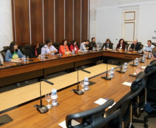 O chefe da Casa Civil Valdir Rossoni recebeu a direção da APP-Sindicato na noite de terça-feira (22). A reunião aconteceu no Palácio Iguaçu e serviu para a apresentação das principais demandas do magistério estadual. A secretária estadual da Educação, Ana Seres, também participou do encontro e destacou que várias das questões apresentadas pelo sindicato já estão tramitando dentro da administração do Estado. 