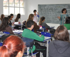 A secretária de Estado da Educação, professora Ana Seres, visitou nesta quarta-feira (23) o Colégio Estadual do Campo Eunice Borges, no município de São José dos Pinhais, na Região Metropolitana de Curitiba. O objetivo é conhecer pessoalmente as unidades da rede estadual, ouvir reivindicações específicas e encaminhar melhorias com mais agilidade. 