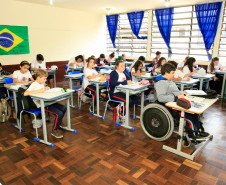 No início deste ano letivo as escolas estaduais começaram a receber mais uma remessa dos novos móveis. No Colégio Estadual Professor Narciso Mendes, no bairro Xaxim, em Curitiba, todas as salas de aula e a biblioteca já receberam carteiras e cadeiras novas.