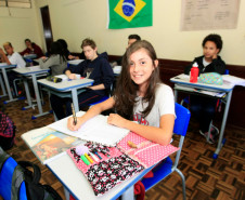 A aluna Estefany Oliveira da Costa Silta aprovou o novo mobiliário. “As cadeiras são mais confortáveis e também mais espaçosas. As antigas eram de madeira e não tão confortáveis”, contou.