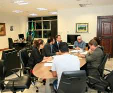 O chefe da Casa Civil, Valdir Rossoni, e a secretária de Estado da Educação, professora Ana Seres, receberam dirigentes do sindicato dos professores na noite de quarta-feira (30), no Palácio Iguaçu, para dar prosseguimento ao encontro da semana passada, quando a pauta do magistério foi apresentada a Rossoni. O chefe da Casa Civil disse que receberá a direção do sindicato semanalmente para garantir a agilidade e constância nos debates. A reunião na Casa Civil foi até às 22 horas.