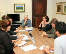 O chefe da Casa Civil, Valdir Rossoni, e a secretária de Estado da Educação, professora Ana Seres, receberam dirigentes do sindicato dos professores na noite de quarta-feira (30), no Palácio Iguaçu, para dar prosseguimento ao encontro da semana passada, quando a pauta do magistério foi apresentada a Rossoni. O chefe da Casa Civil disse que receberá a direção do sindicato semanalmente para garantir a agilidade e constância nos debates. A reunião na Casa Civil foi até às 22 horas.