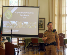 Os alunos do Colégio Estadual do Paraná, em Curitiba, participaram do curso “Você Pode Praticar Segurança?” nesta terça-feira (5). A palestra, ministrada por integrantes do Batalhão de Patrulha Escolar Comunitária (BPEC), instrui os estudantes sobre questões de segurança pública e cuidados que podem ser tomados para evitar a criminalidade. A atividade será feita em abril e maio em 164 escolas de Curitiba.