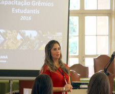 Os alunos do Colégio Estadual do Paraná, em Curitiba, participaram do curso “Você Pode Praticar Segurança?” nesta terça-feira (5). A palestra, ministrada por integrantes do Batalhão de Patrulha Escolar Comunitária (BPEC), instrui os estudantes sobre questões de segurança pública e cuidados que podem ser tomados para evitar a criminalidade. A atividade será feita em abril e maio em 164 escolas de Curitiba.