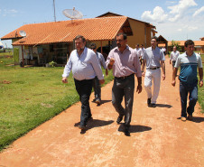 Encontros em Jacarezinho, Cambará e Rolândia buscam verificar realidade das escolas públicas pelo Paraná e ouvir comunidade escolar.