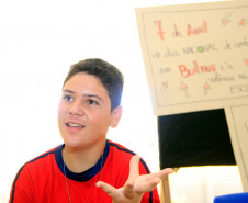 Ao final de palestra sobre o tema cada aluno voltou para a sala com uma missão: repassar aos demais colegas as orientações para combater o bullying. “As informações que compartilhamos nos ajudam a perceber que pequenas atitudes, que para nós parecem brincadeiras, podem magoar e machucar os nossos colegas”, lembrou o aluno Andriws Gustavo da Silva, 15 anos, do 2° ano do ensino médio. 