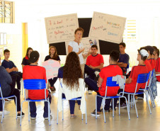 Os estudantes do Colégio Estadual São Cristóvão, em São José dos Pinhais, na Região Metropolitana de Curitiba, promoveram nessa quinta-feira (7) uma mesa-redonda para debater sobre o bullying e compartilhar experiências vivenciadas sobre o assunto. A iniciativa é uma das ações realizadas pelas escolas estaduais para marcar o Dia Nacional de Combate ao Bullying e à Violência na Escola. 