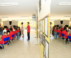 Os estudantes do Colégio Estadual São Cristóvão, em São José dos Pinhais, na Região Metropolitana de Curitiba, promoveram nessa quinta-feira (7) uma mesa-redonda para debater sobre o bullying e compartilhar experiências vivenciadas sobre o assunto. A iniciativa é uma das ações realizadas pelas escolas estaduais para marcar o Dia Nacional de Combate ao Bullying e à Violência na Escola. 