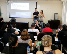 Técnicos pedagógicos do Departamento de Educação Especial (DEE) debateram na última sexta-feira (8) a construção de uma política de fortalecimento do atendimento ofertado pela Secretaria de Estado da Educação aos estudantes surdocegos